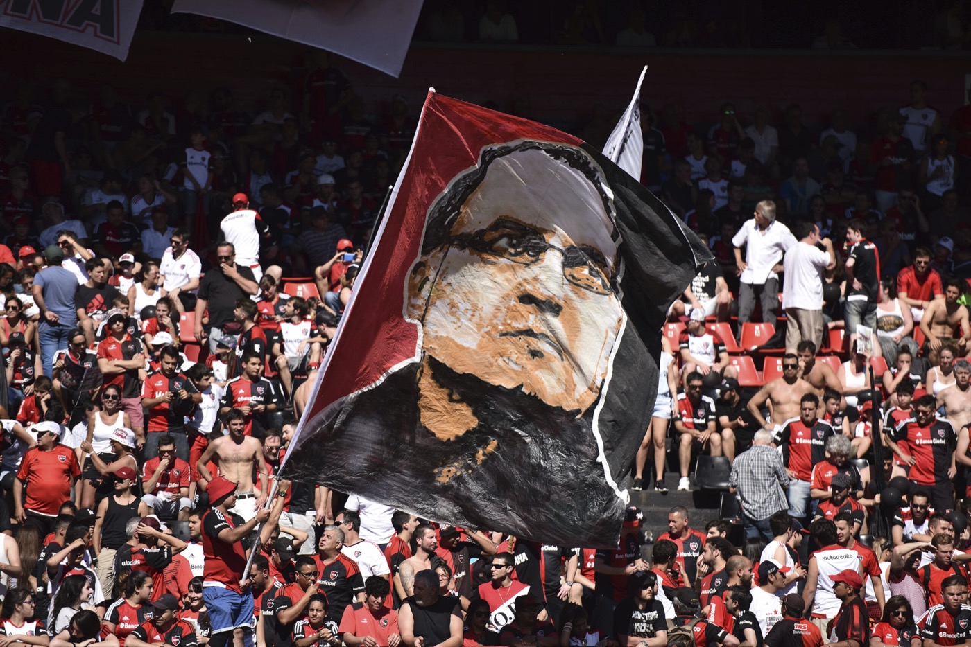 Marcelo Bielsa — La hinchada de Newell's con la bandera del Loco · Rosario